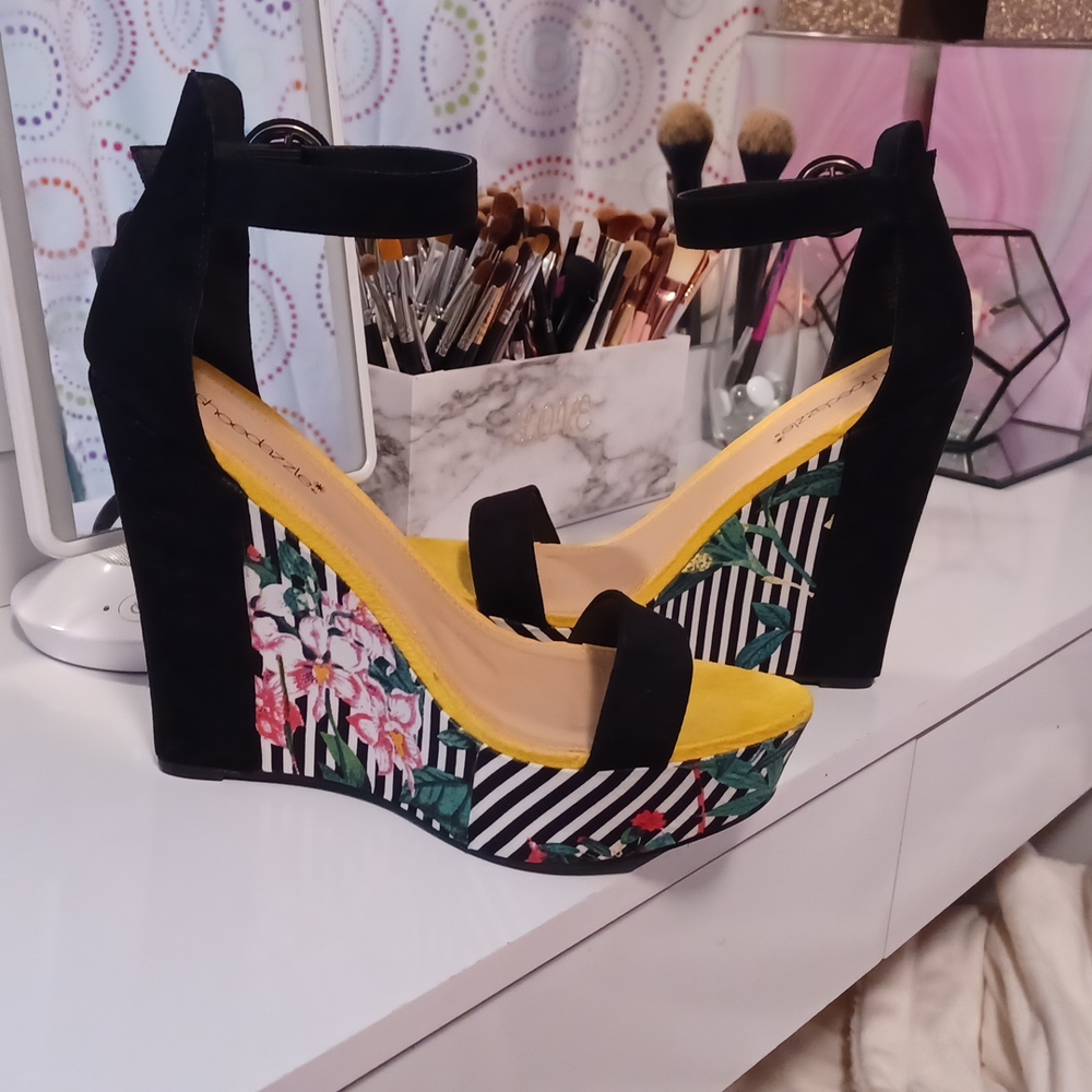 Shoe Dazzel Ally wedges 9.5